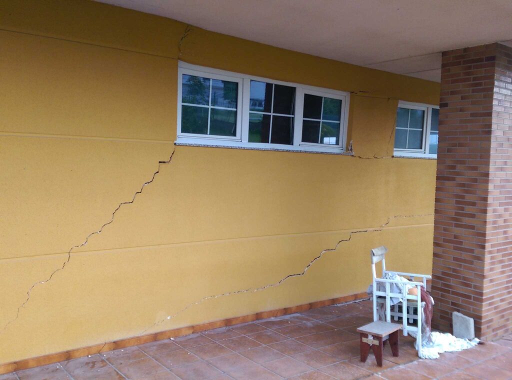 fachada con grietas unifamiliar santander