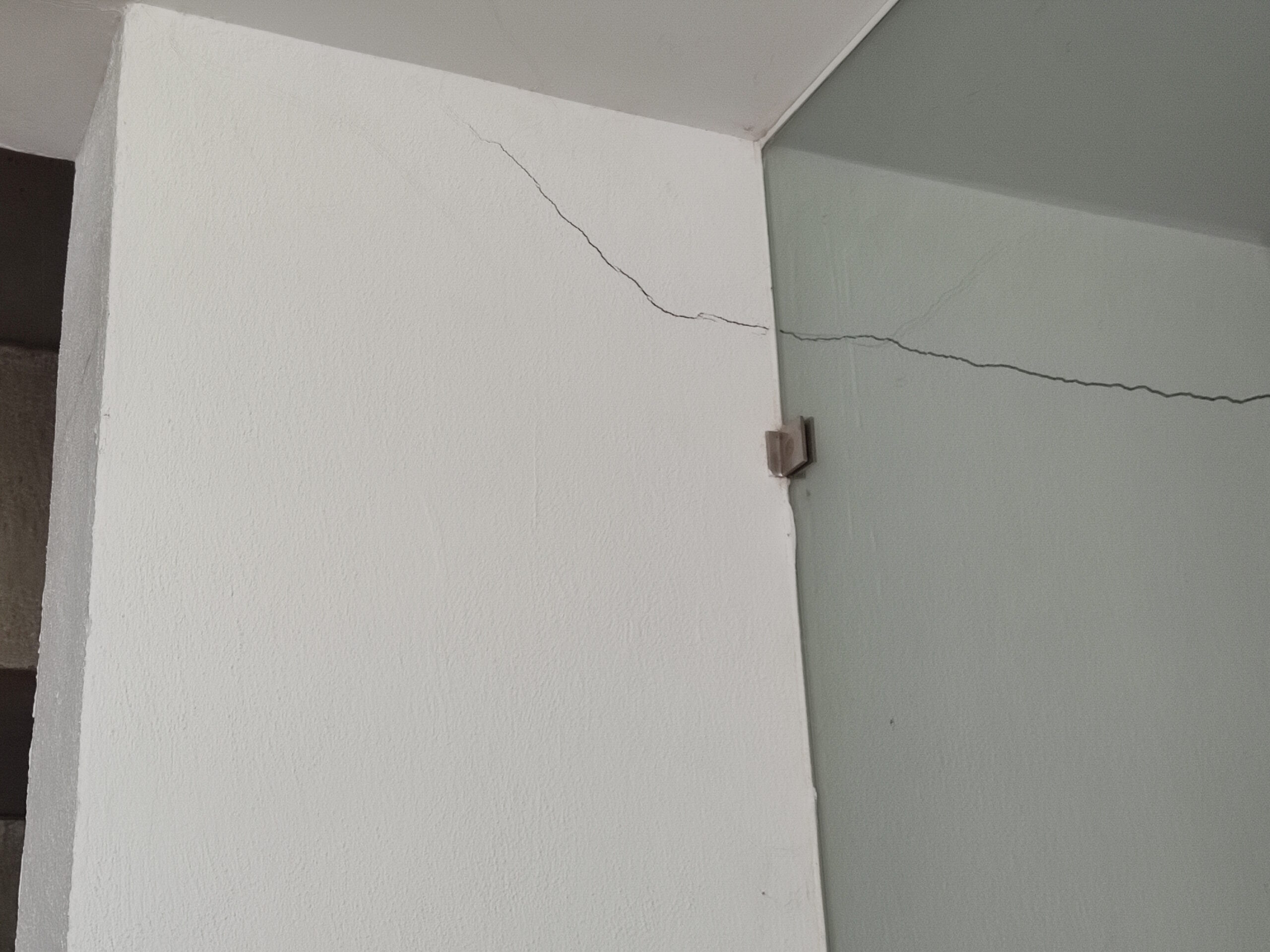 grieta en la pared de la solana cercana a espejo