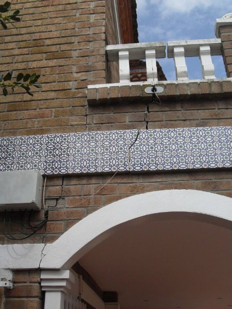 fachada con grieta en vertical
